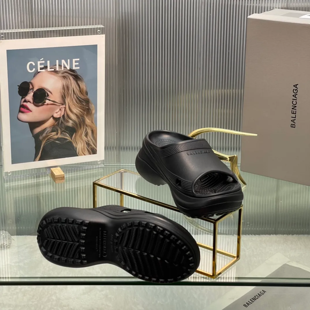 👟👟Ex-factory price 380👟👟 35-41 ‍🔥 ‍🔥 ‍🔥Balenciaga’s latest hole-in-the-wall slippers are now available! 🎉🎉🎉A sandal that is popular on Instagram, 🎊🎊🎊 and all major platforms of Xiaohongshu! Made of high-tech materials and molded in one piece, it is lightweight, wear-resistant, and waterproof! ✨✨✨ The heel height is 6CM. The colors are being added one after another to meet your various color combinations and different needs. A very cost-effective product!